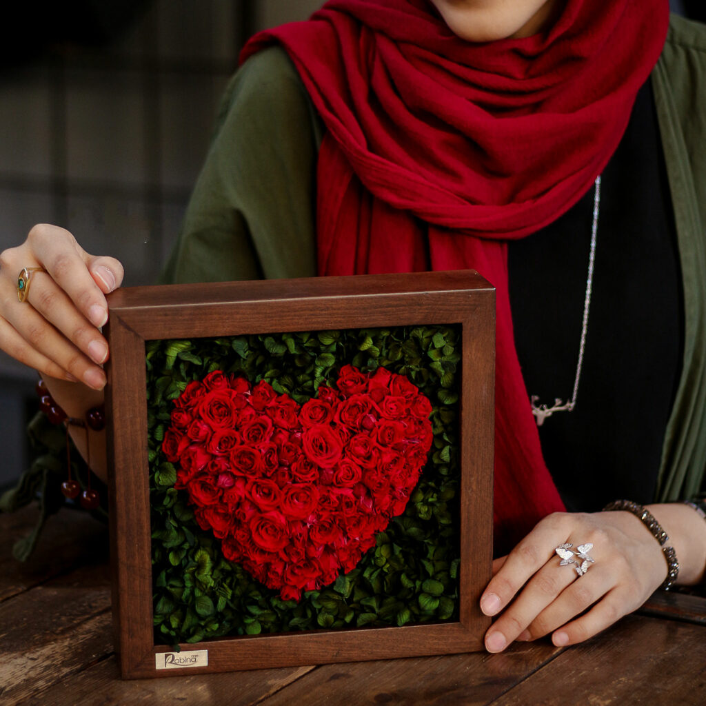 قاب قلب روبینا رز با گل های رز میناتوری جاودان برای شریک احساسیتان یک هدیه بی نظیر است.