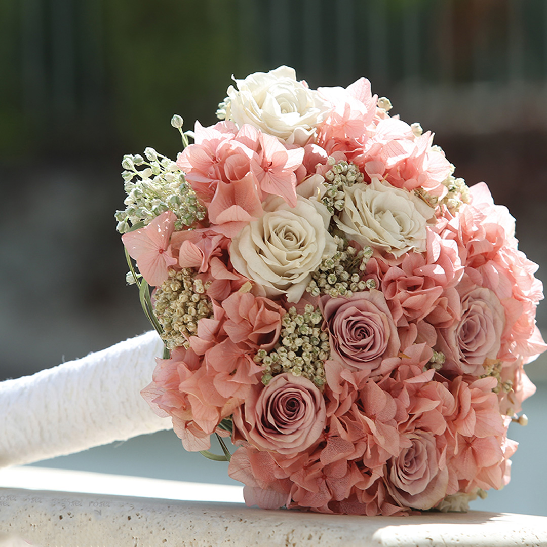 دسته گل عروس جاودان روبینا رز انتخابی عالی است.