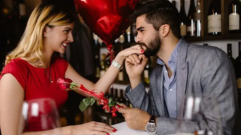 زن و شوهری در رستوران به مناسبت جشن ولنتاین