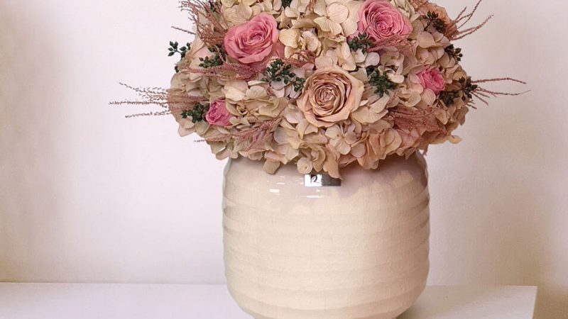 گلدن های خاص روبینا رز تزئین شده با گل رز جاودان هلندی و گیاه ژیپس