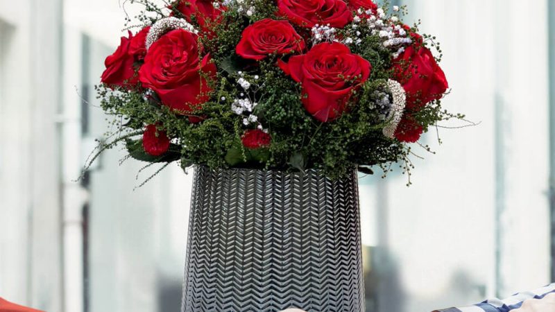 گلدان روبینا رز با رزهای هلندی جاودان شده